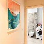 Cozy Forrest-side 2br Walking Distance From Old Town - Free Parking & Patio Apartment *