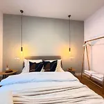 Cozy Forrest-side 2br Walking Distance From Old Town - Free Parking & Patio Brasov