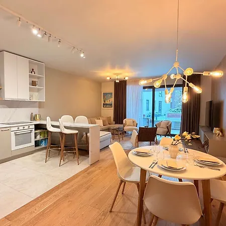Cozy Forrest-side 2br Walking Distance From Old Town - Free Parking & Patio براشوف