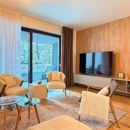 Cozy Forrest-side 2br Walking Distance From Old Town - Free Parking & Patio