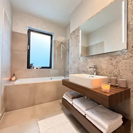Apartment Cozy Forrest-side 2br Walking Distance From Old Town - Free Parking & Patio