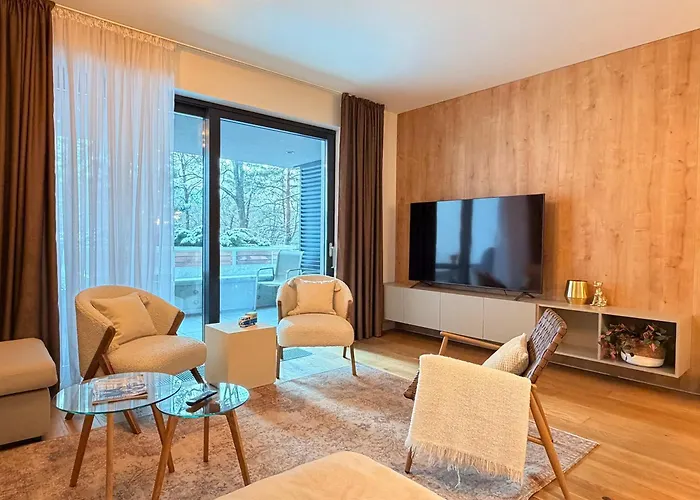 Cozy Forrest-side 2br Walking Distance From Old Town - Free Parking & Patio