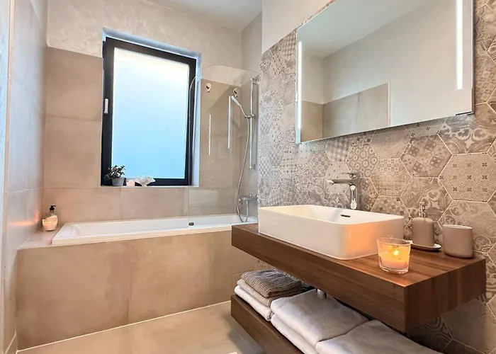 Apartment Cozy Forrest-side 2br Walking Distance From Old Town - Free Parking & Patio