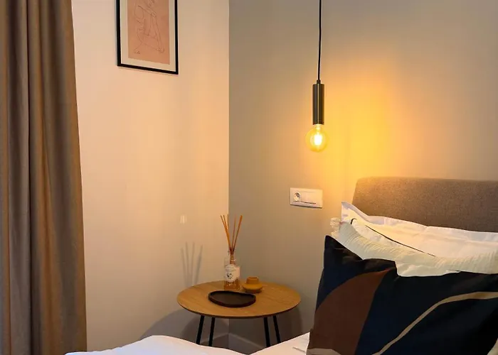 Cozy Forrest-side 2br Walking Distance From Old Town - Free Parking & Patio Apartment